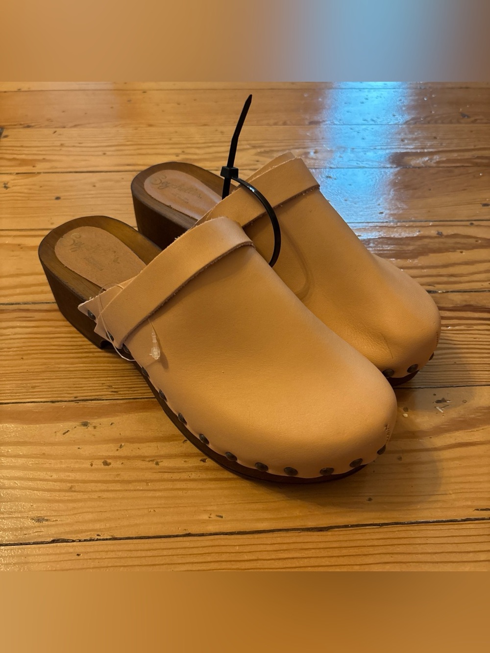 Seychelles Loud & Clear Beige Leather Studded Clogs Mules Size 6.5 Made In Italy
